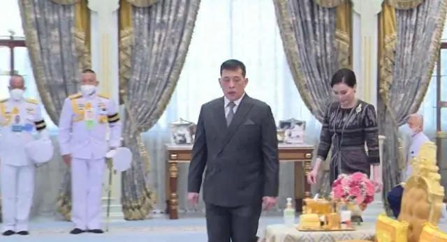 泰国王后浴袍风，蝴蝶结收腰，新颖款式却因颜色显老气