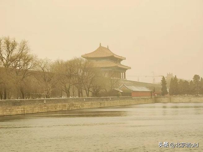 沙尘暴来袭整个城市一片朦胧,沙尘暴昏黄的景象