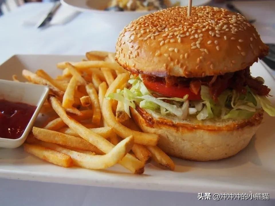 “本硕女孩和哥哥被啃小”事件引发全网热议:直言父母又懒又贪