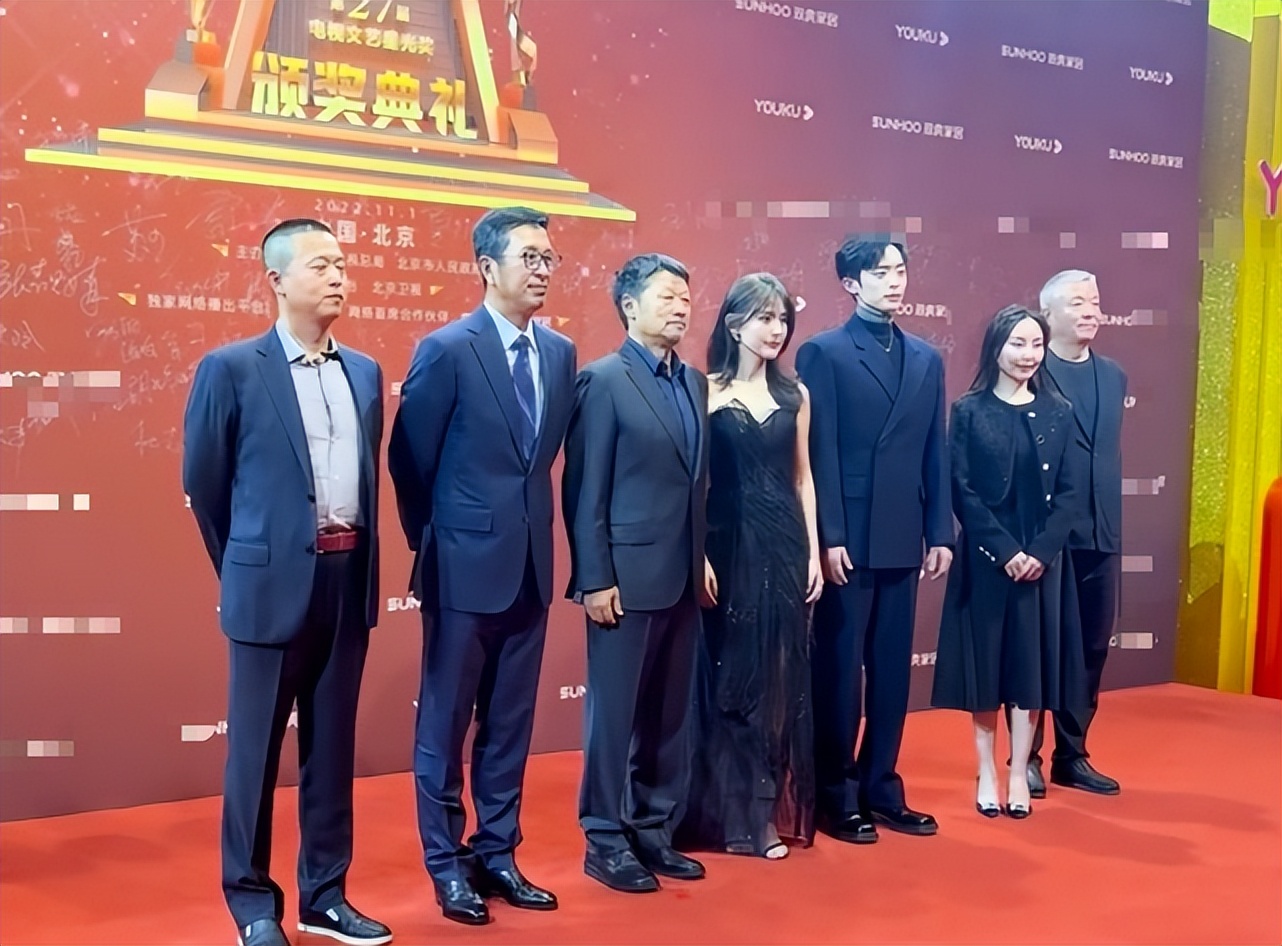 殷桃现身飞天奖典礼,殷桃闫妮颁奖典礼