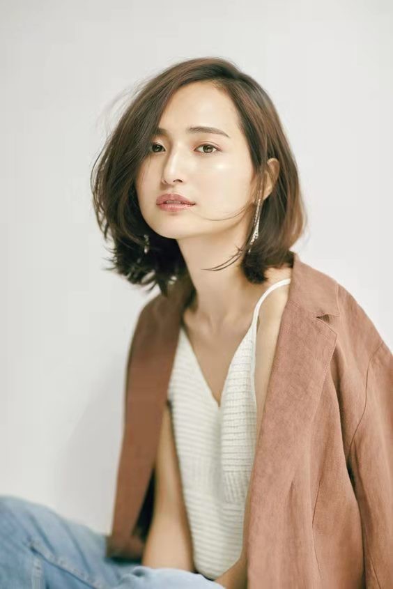 40岁中短发啥头型显年轻,40岁短发啥头型显气质