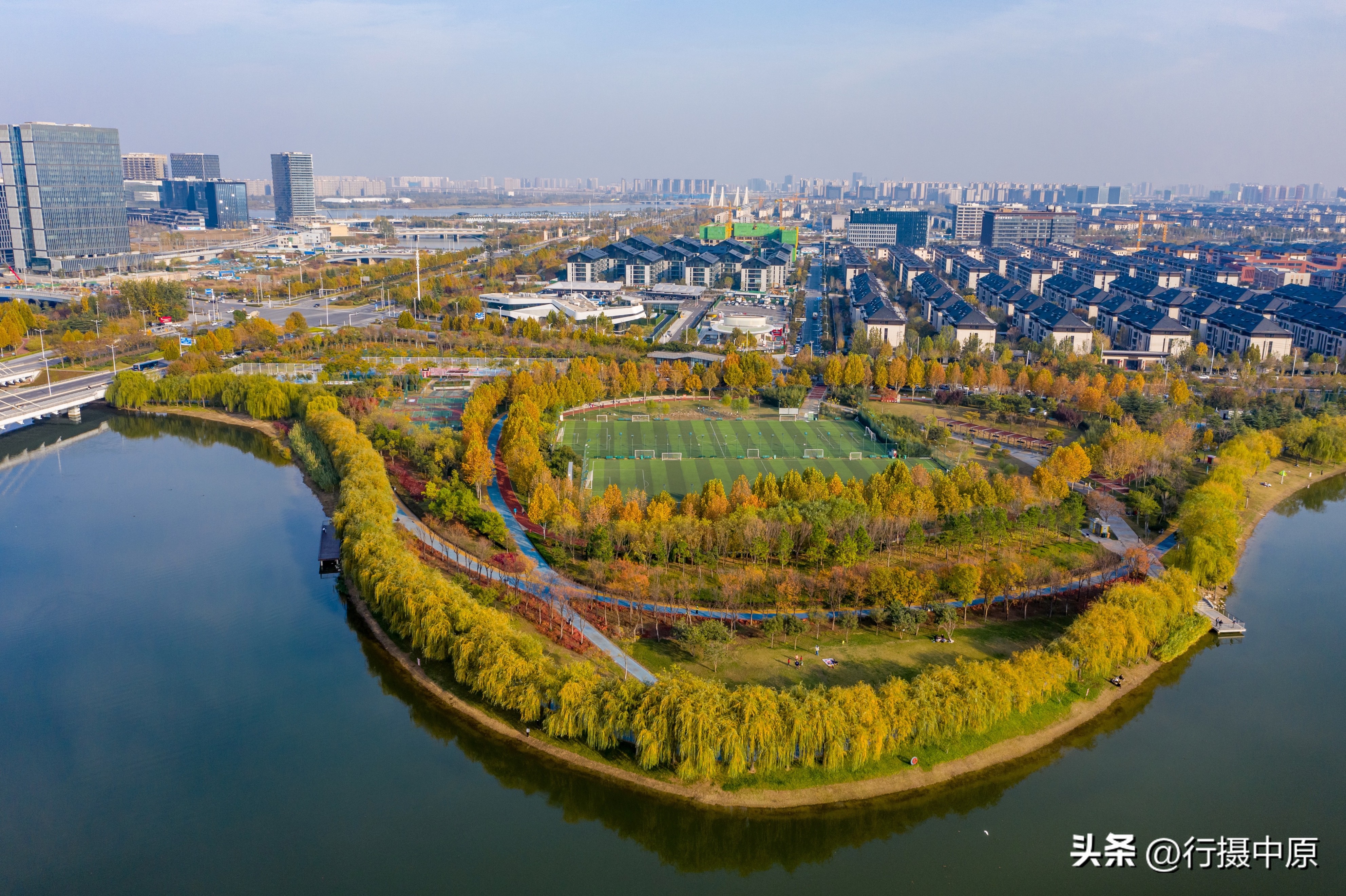 郑州这片“藏”在五彩植被之间的球场,“运动迷”值得打卡