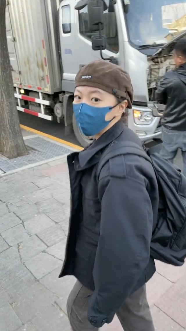 王菲与李嫣秀恩爱,谢霆锋王菲年轻时候机场带窦靖童