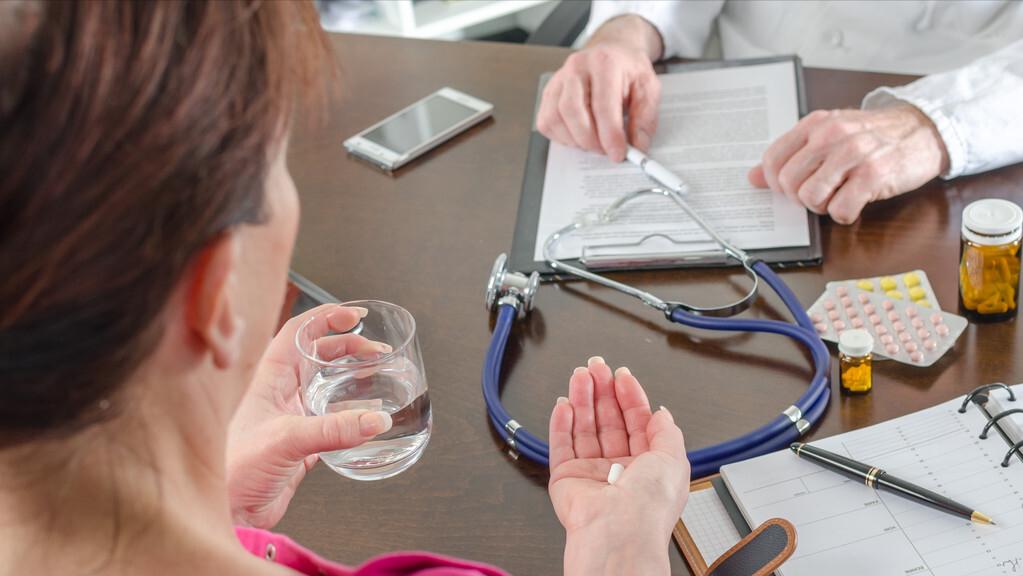 艾滋病早期口腔溃疡有什么症状,口腔溃疡是艾滋病前期典型症状吗