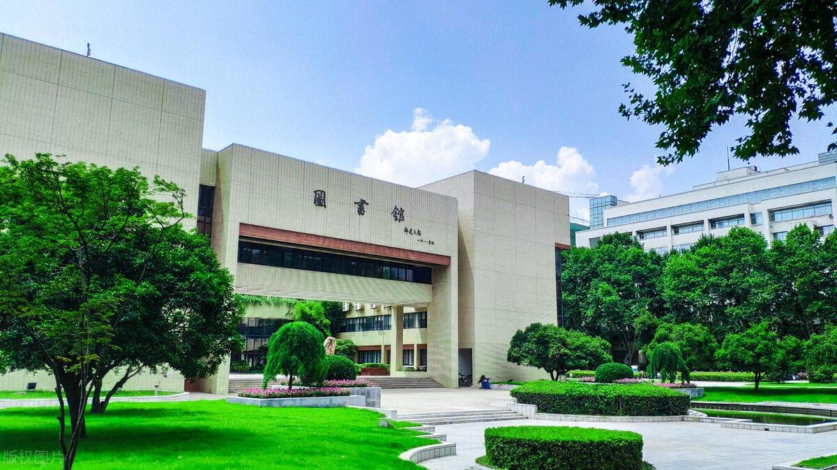 华中科技大学与清华大学的计算机专业差距有多大？