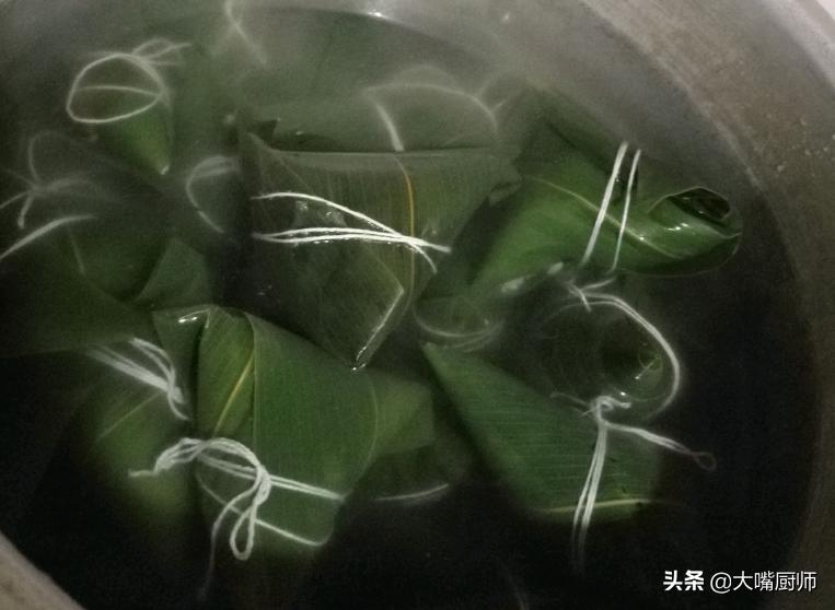 煮粽子用冷水还是用热水味道更美,煮粽子是用热水煮还是用凉水煮
