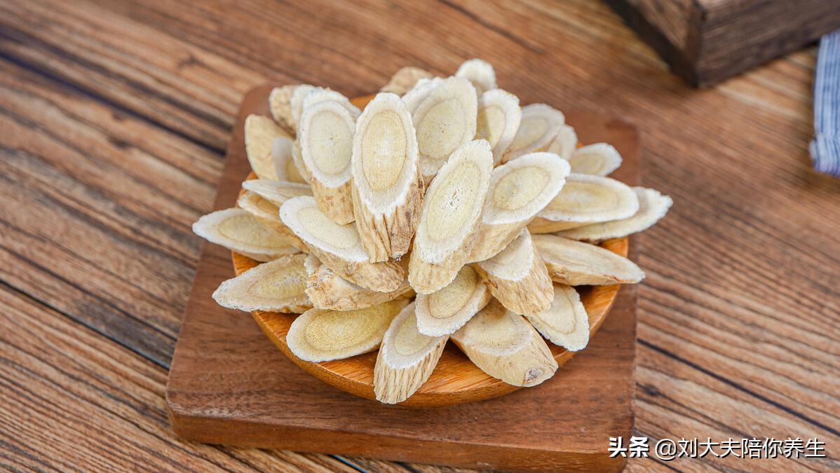 坚持这样喝气血足脸色红润气质好,气血不足脸色苍白吃什么补脸