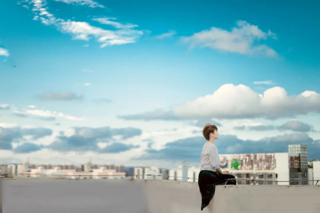 见人少说话管住嘴遇事少掺和,成年人最大的清醒懂得顺势而为