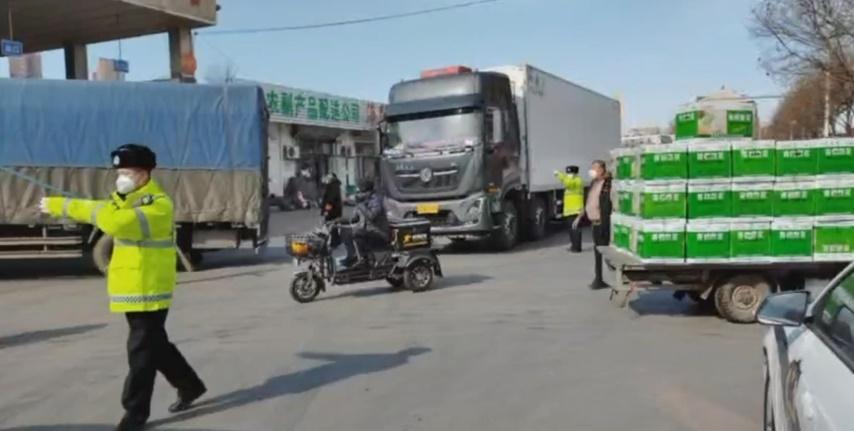 沈阳交警五项举措保障运输“生命线”守护百姓“菜篮子”、“米袋子”