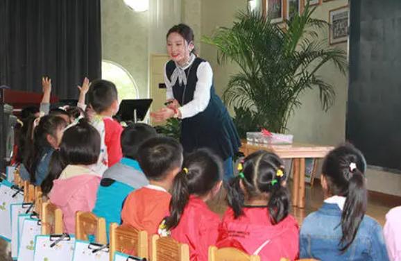 硕士生当幼儿园老师,专科生当幼儿老师的几率大吗