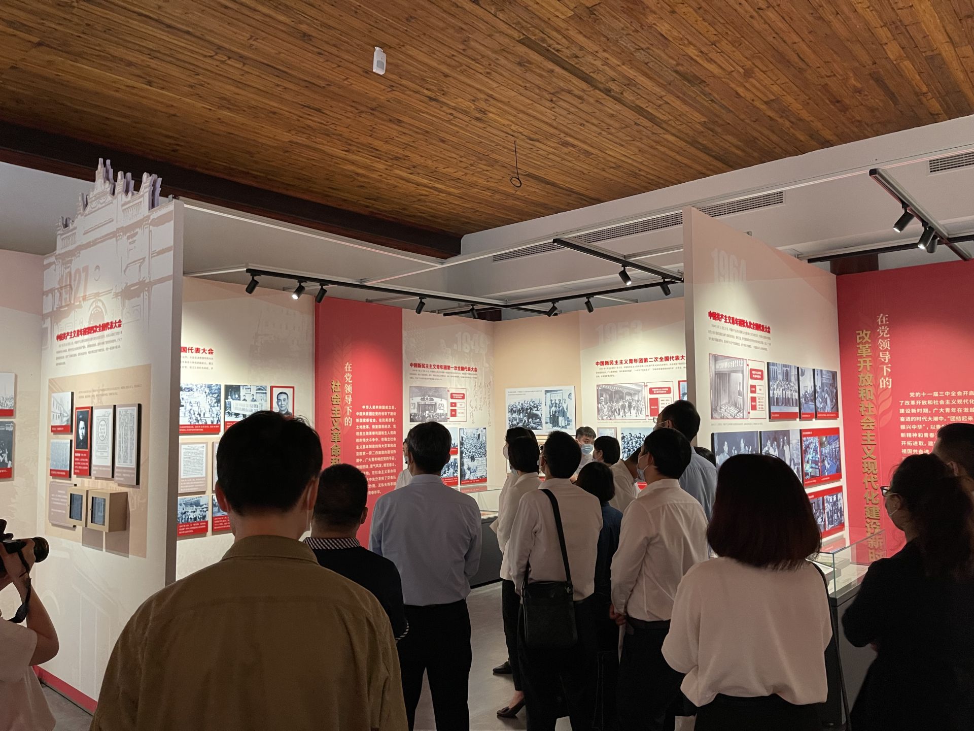 武汉庆祝建团百年专题展开展暨“我在红巷讲*党**史·喜迎二十大永远跟*党**走奋进新征程”文艺宣讲决赛在汉举行