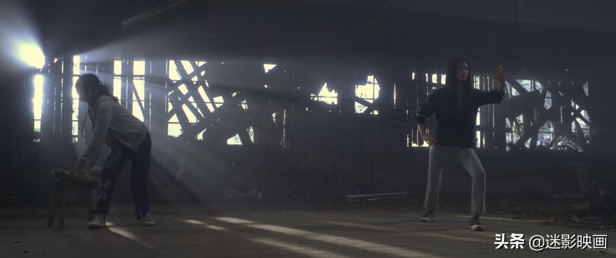 外媒评价周星驰少林足球电影,少林足球周星驰国语版电影