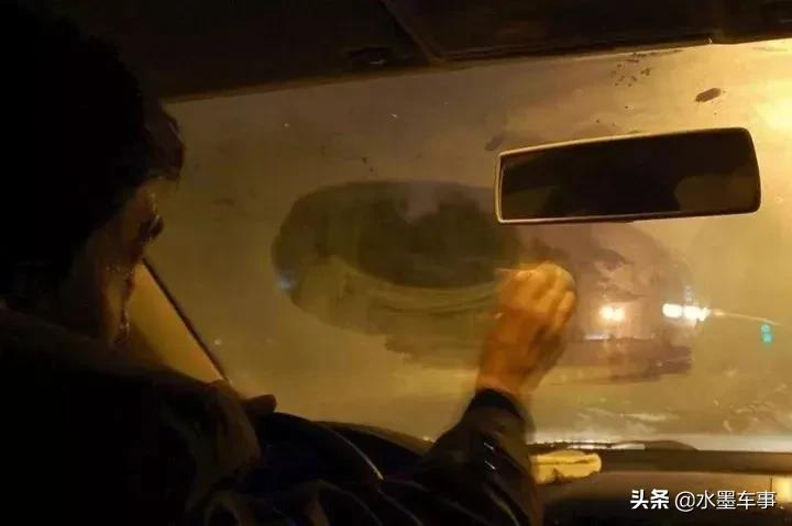 快速除车窗雾气的小妙招,车内玻璃除雾小妙招