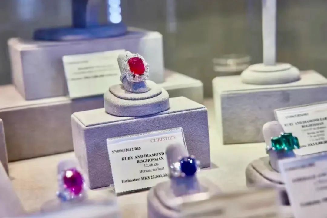 关之琳拍卖珠宝钻石手链,关之琳拍卖珠宝3个亿