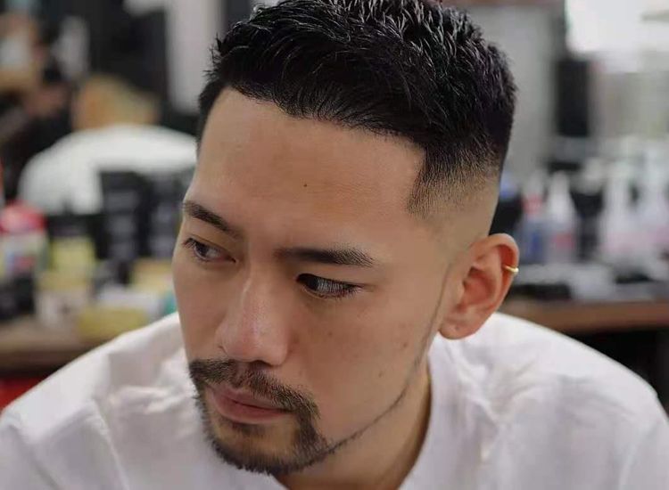 男人过了40岁尽量别留长发、梳油头！推荐这4种发型，清爽更有型