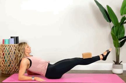 小肚子突出练哪个瑜伽动作,让肚子成为马甲线的瑜伽动作