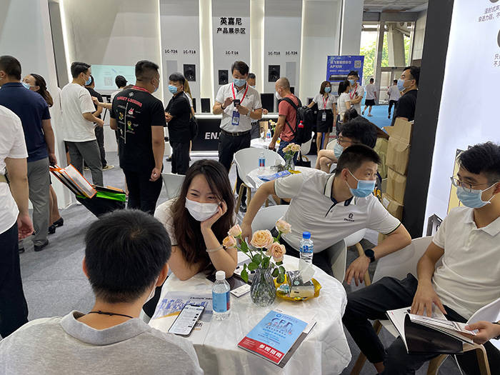 国内有好几家做家庭影院隐形音箱的品牌，到底哪一个更好呢？