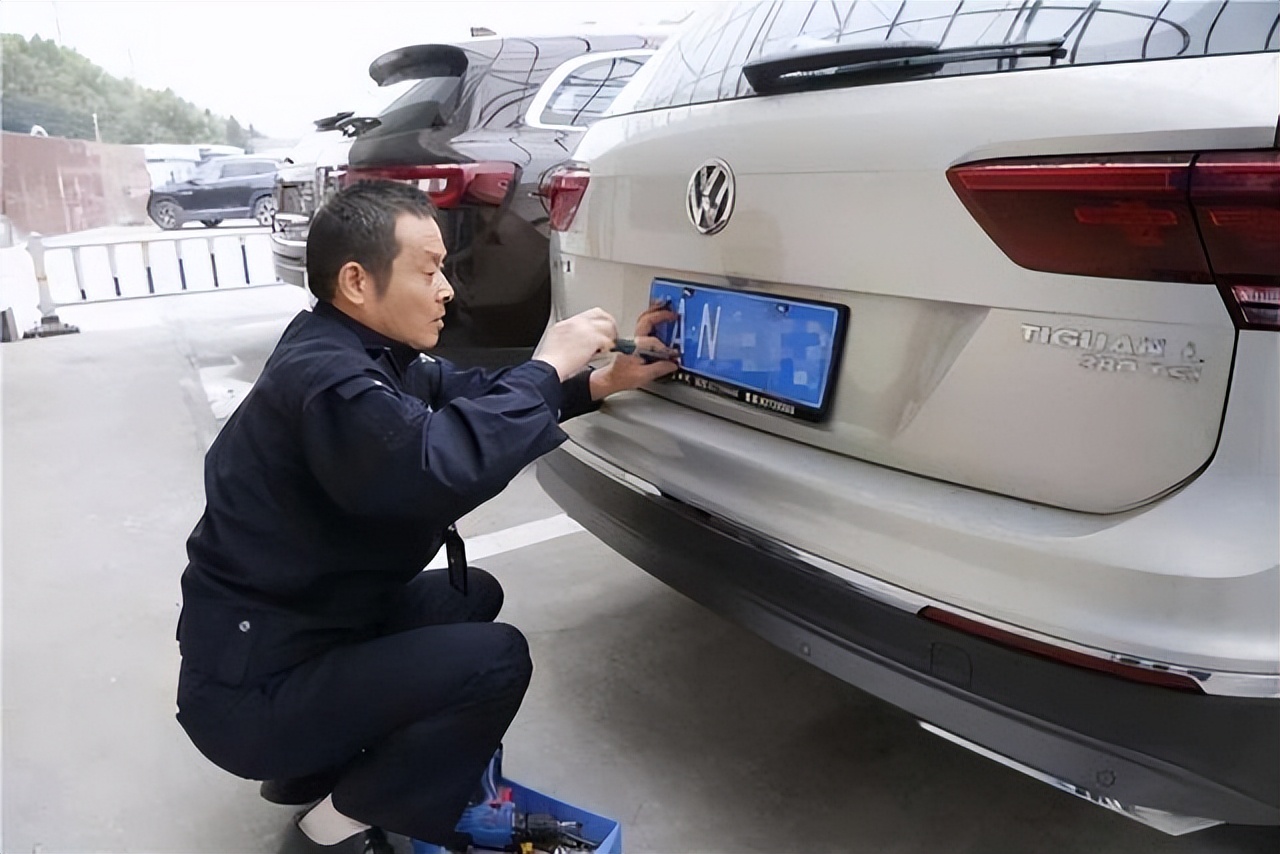 车卖了以后车牌照怎么办,车卖了以后车牌被销毁了吗