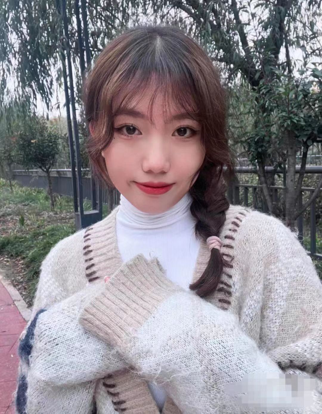 我，大学毕业5年，在餐厅当服务员，月薪2500，成了全村人的笑柄