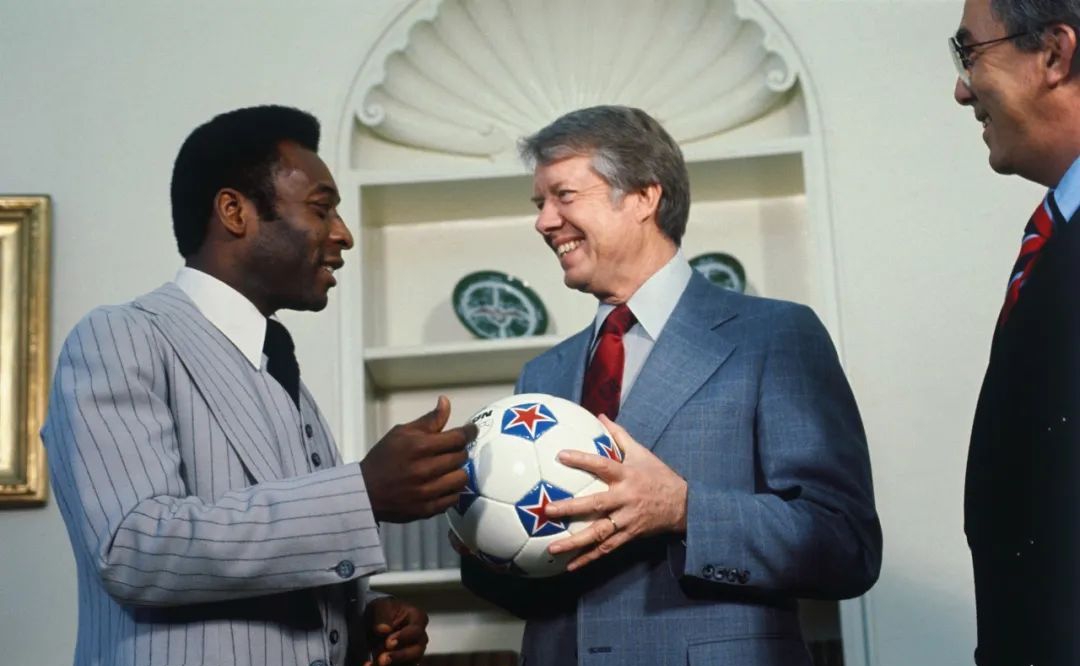 一代巨星的陨落再见了青春,一代球王落幕了马拉多纳一路走好