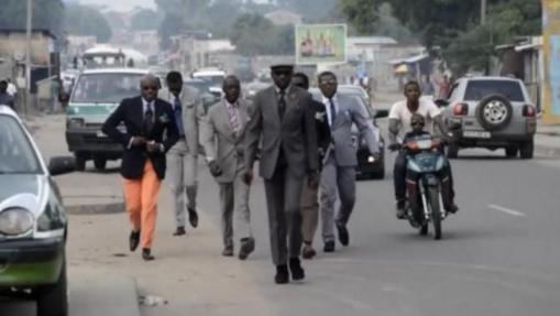 非洲最奇葩的贫民窟,捡剩饭也要花20万买名牌西装,只为上街遛一圈