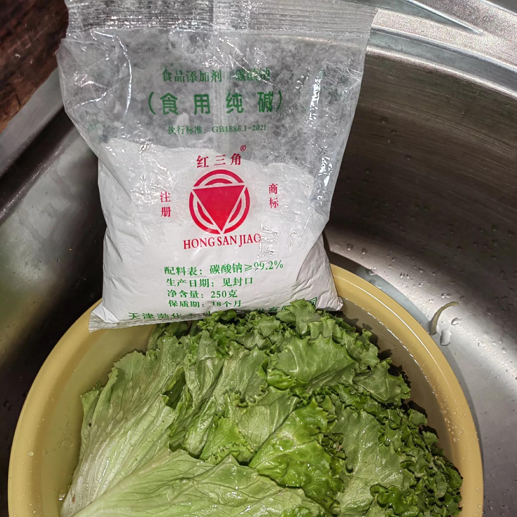 食用碱清除油污妙招,食用碱清洗发霉菜板小妙招