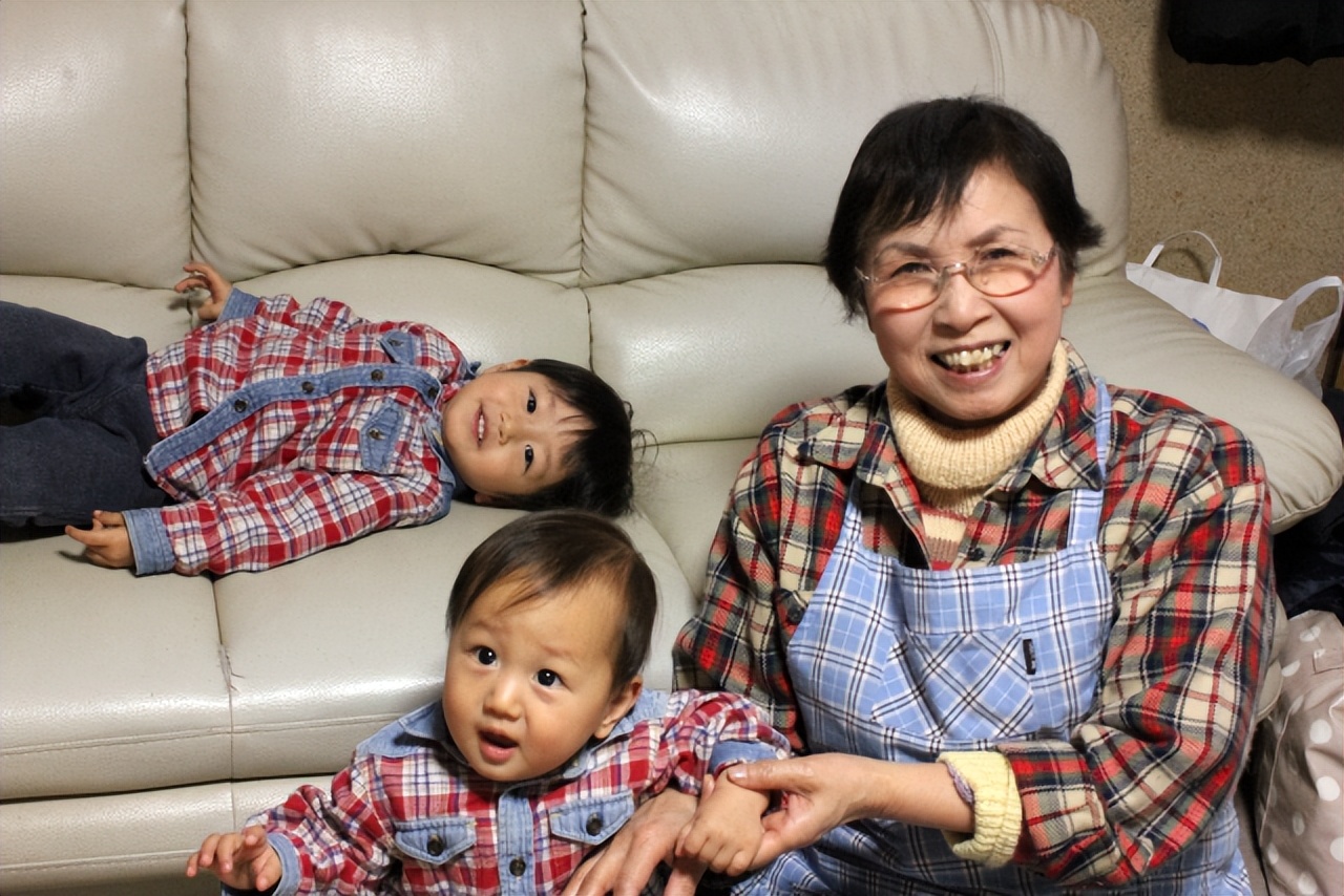 65岁阿姨坦言:帮儿女带娃时,先谈好这3个条件,避免吃力不讨好