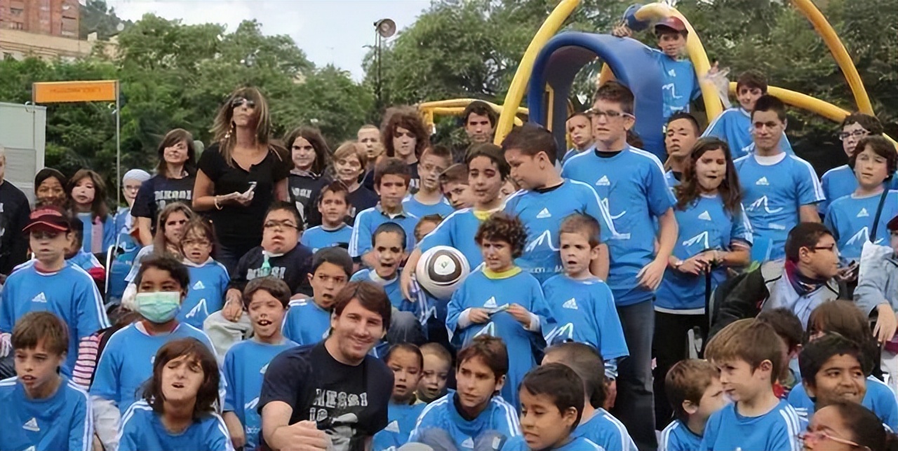 梅西侏儒症的时候踢球是什么样子,梅西成长全记录