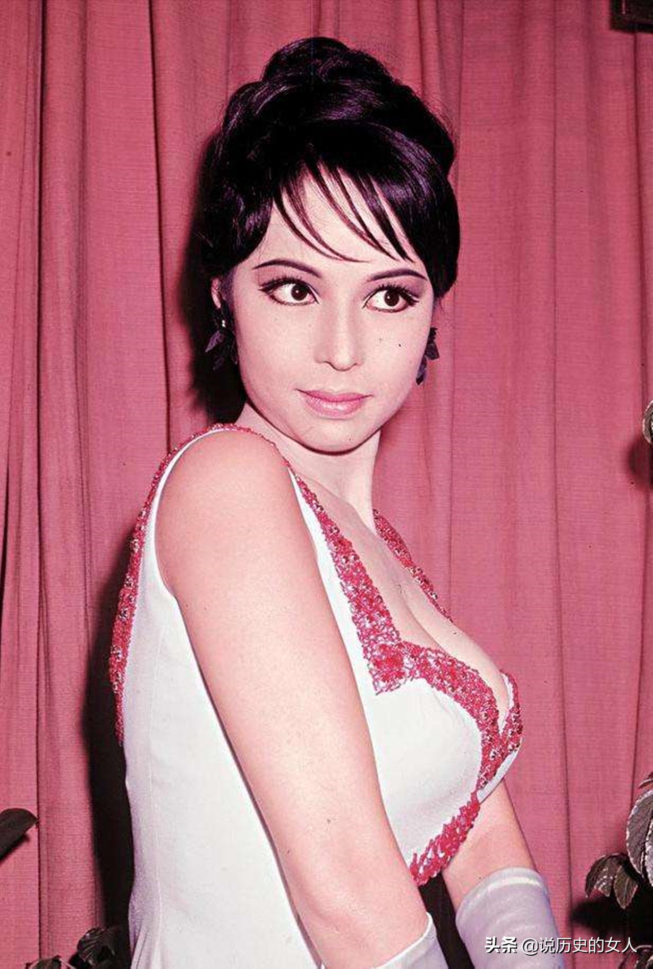 她：亚洲第一*星艳**，全裸出镜，当过间谍，后成中国卫星导航之母