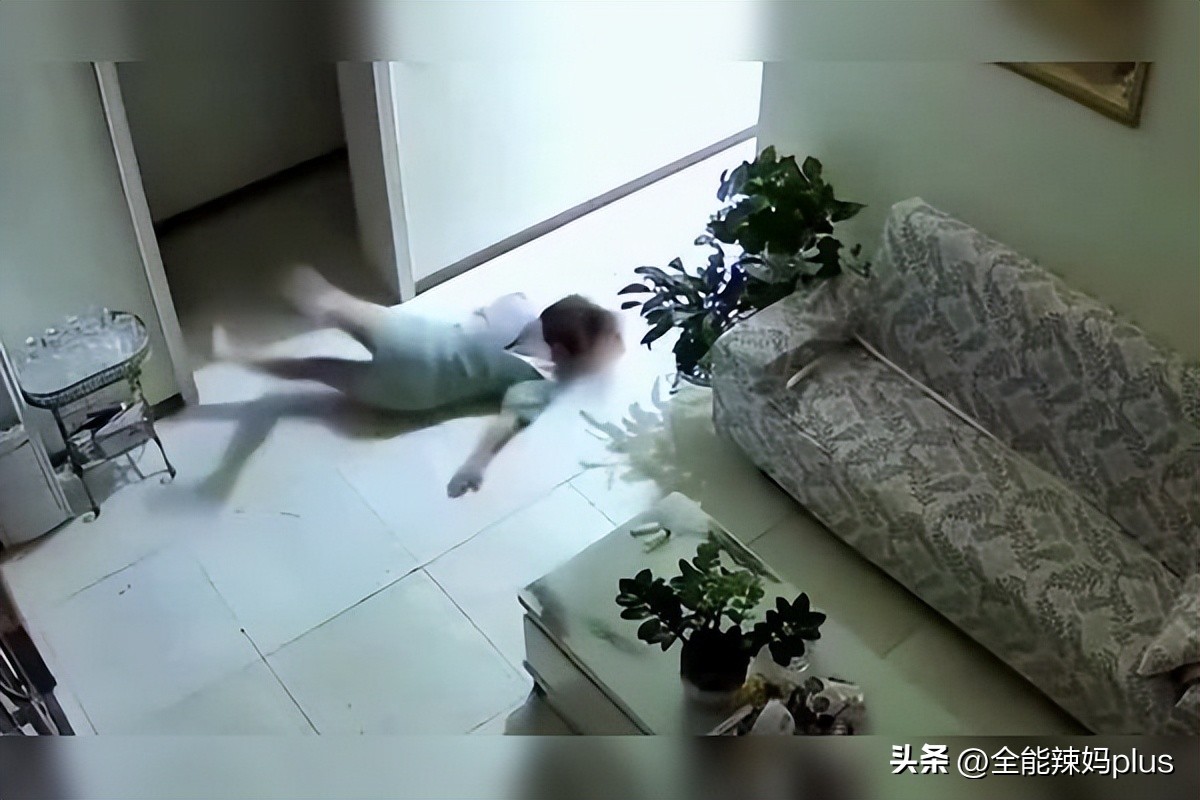 儿童开水烫伤毁容,9个月女婴被烫伤后续