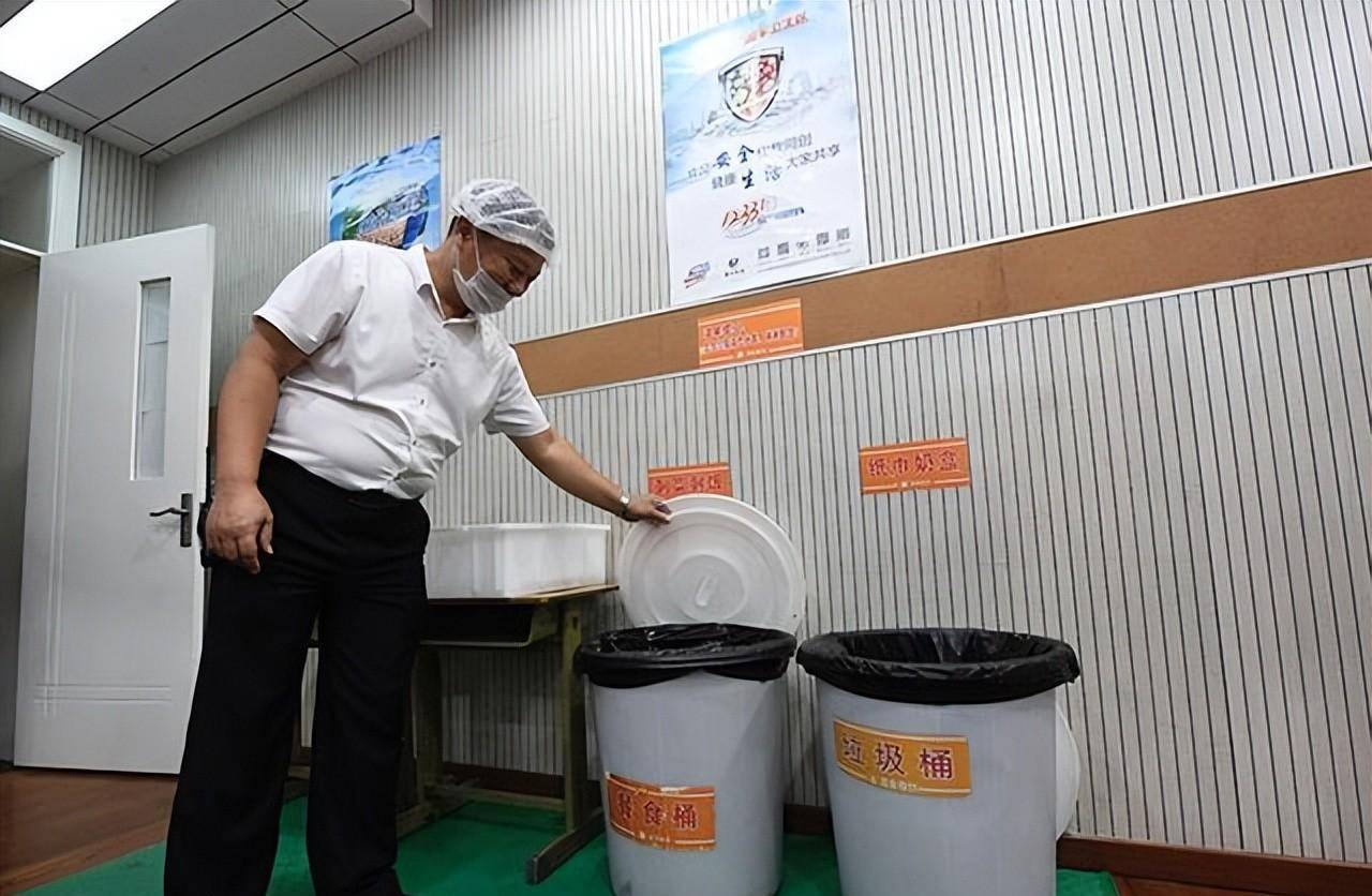 公务员辞职养蟑螂现在成亿万富翁,公务员辞职养蟑螂