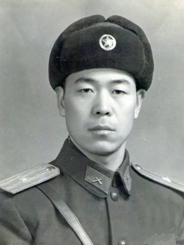 1962年,毛主席见到导弹部队的英雄岳振华,连说了三次“打得好”