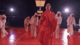 “美国春晚”超级女星怀二胎跳高台,网友:一年一个太强了!