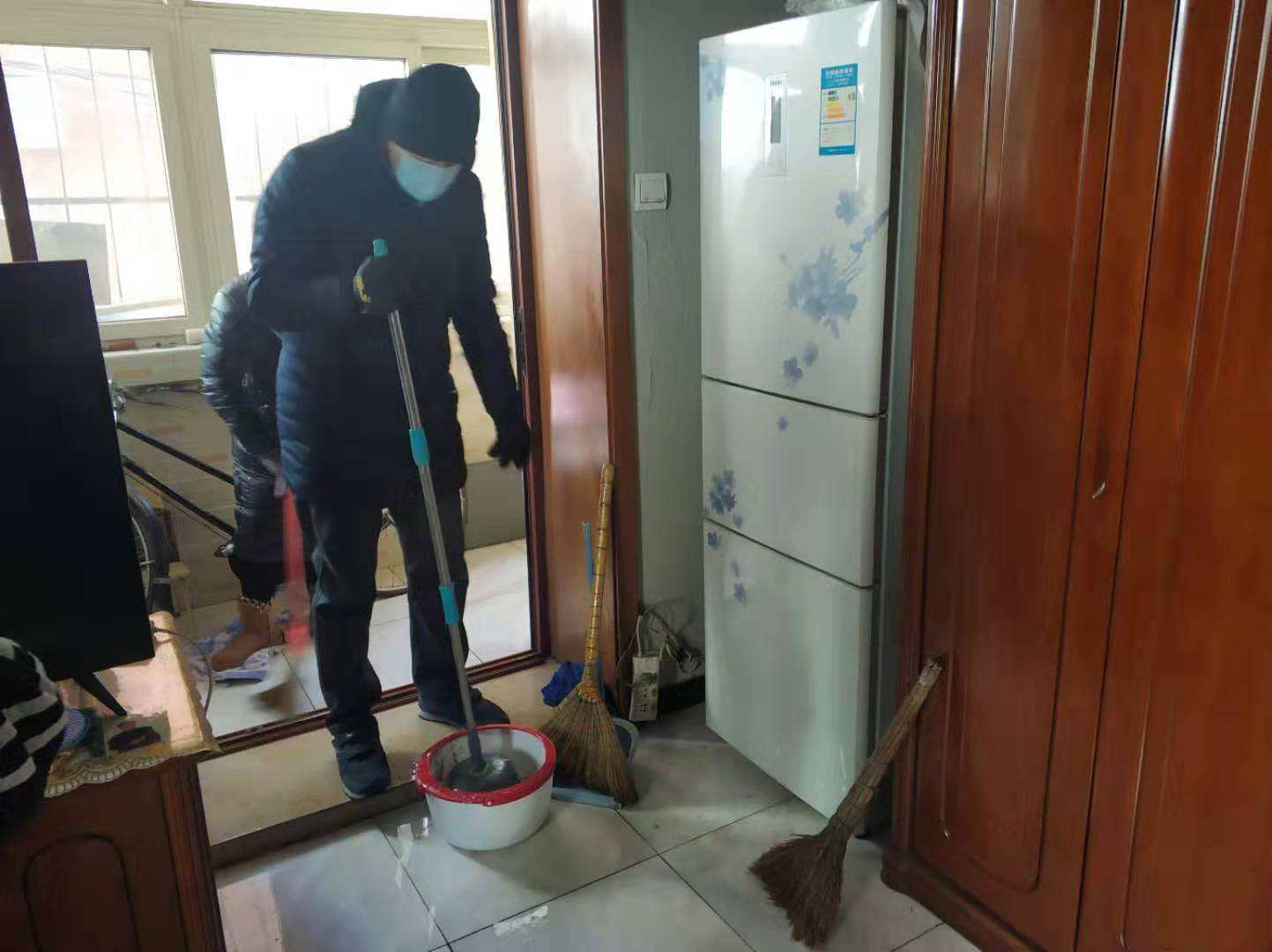 家里漏水让人崩溃到什么程度?不砸墙不卸砖,一招解决漏水问题