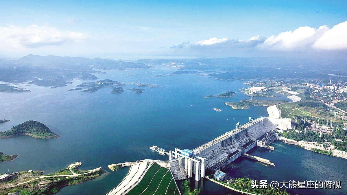 上帝视角看世界最美秋天,河南地平线最高的山