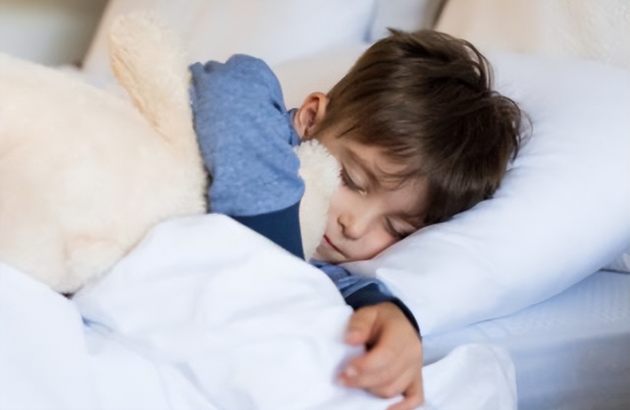 孩子睡觉的几种表现父母必看,孩子每天的睡觉时间多少最合适