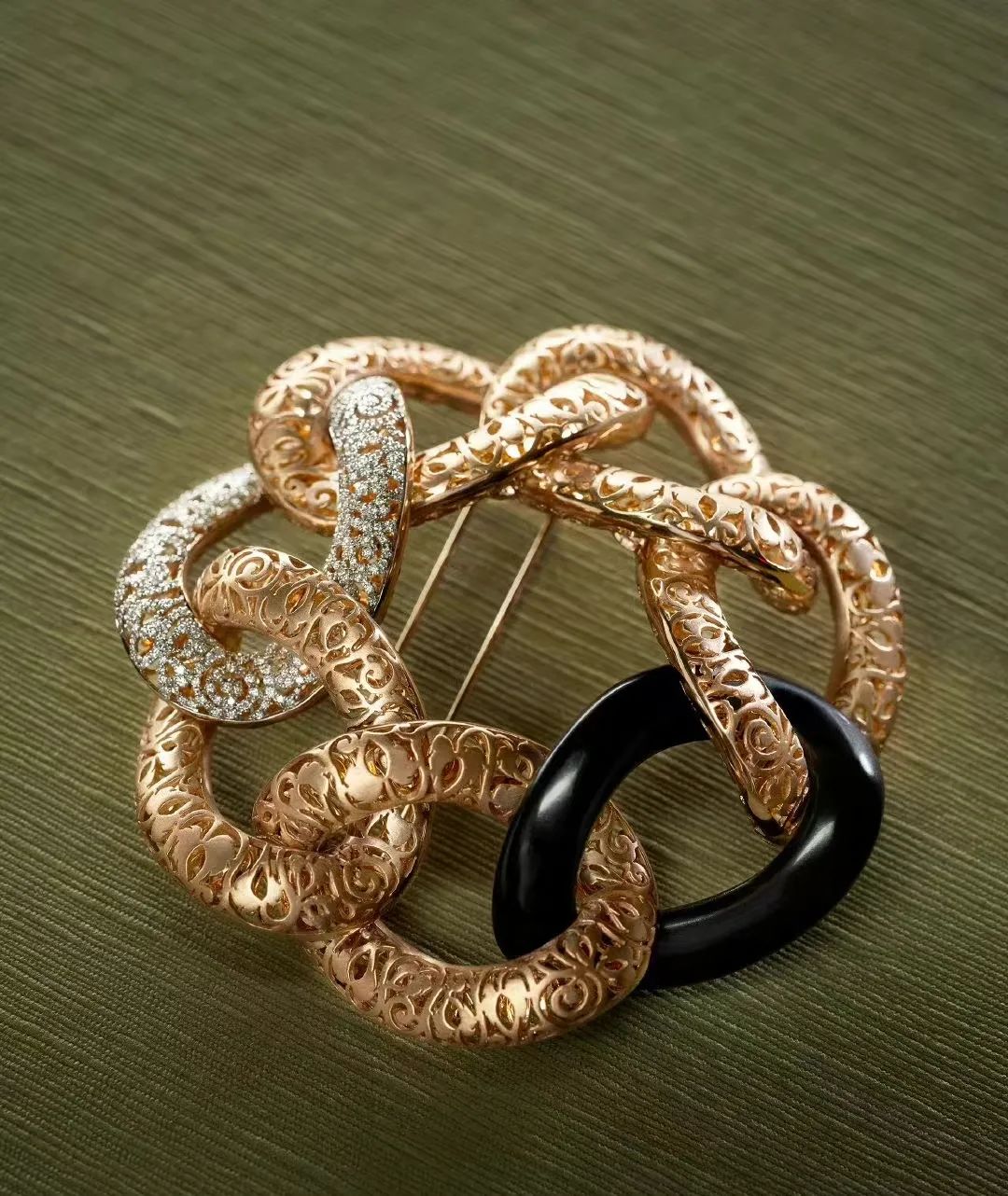 宝石也开始内卷了？做成珠宝or腕表，你Pick哪一个？