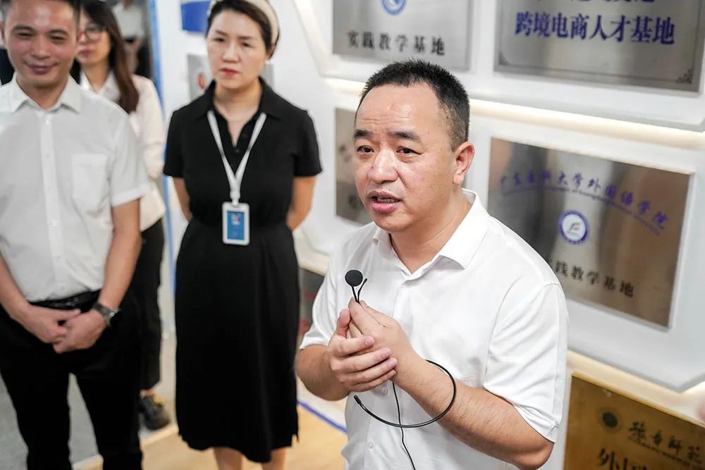 全国政协常委黄震一行莅临东莞在一起电子商务有限公司调研考察