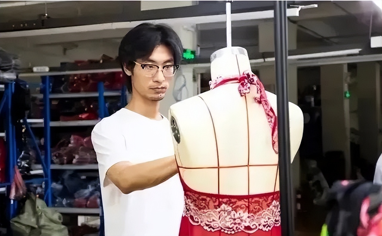 情趣内衣背后，一群神秘的大妈