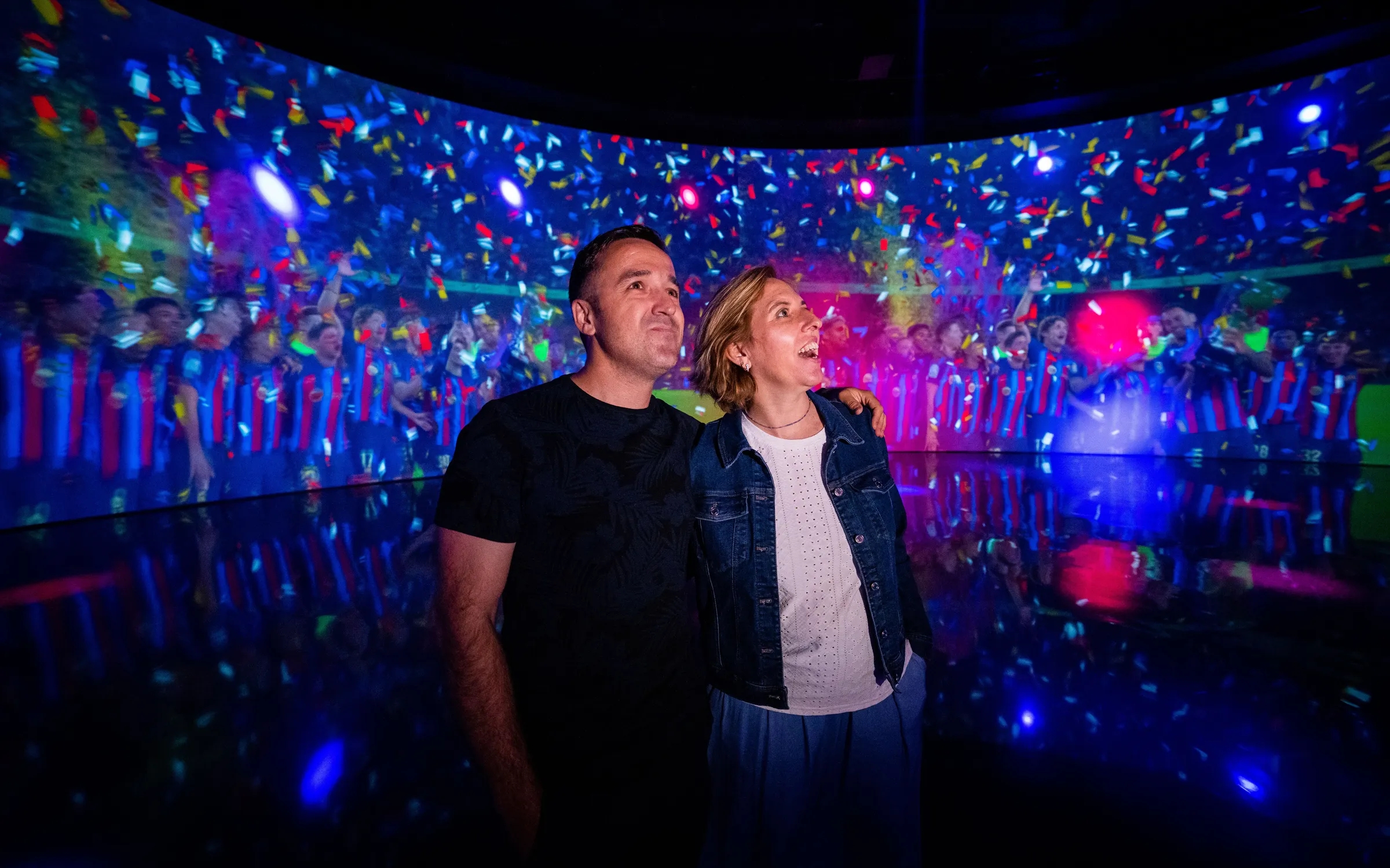 父亲节带着爸爸一起踢球,父亲节孩子和爸爸的篮球互动