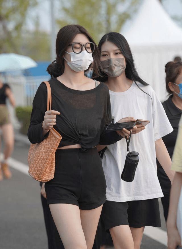 白色t恤搭配紧身牛仔裤简单舒适,白色t恤搭配经典牛仔裤清新脱俗