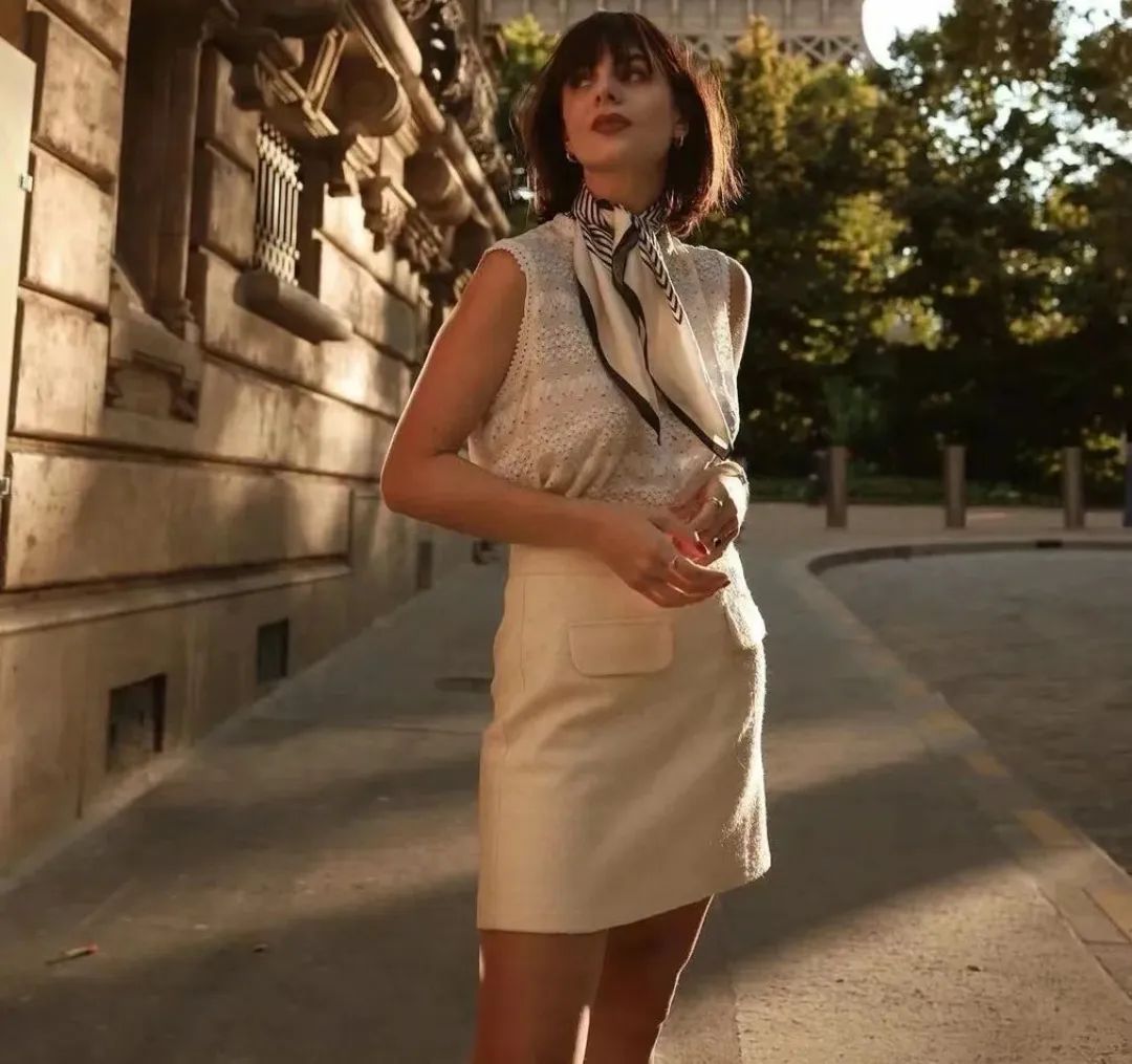 一看就会的超简单丝巾时髦搭配,一条丝巾让你优雅又气质