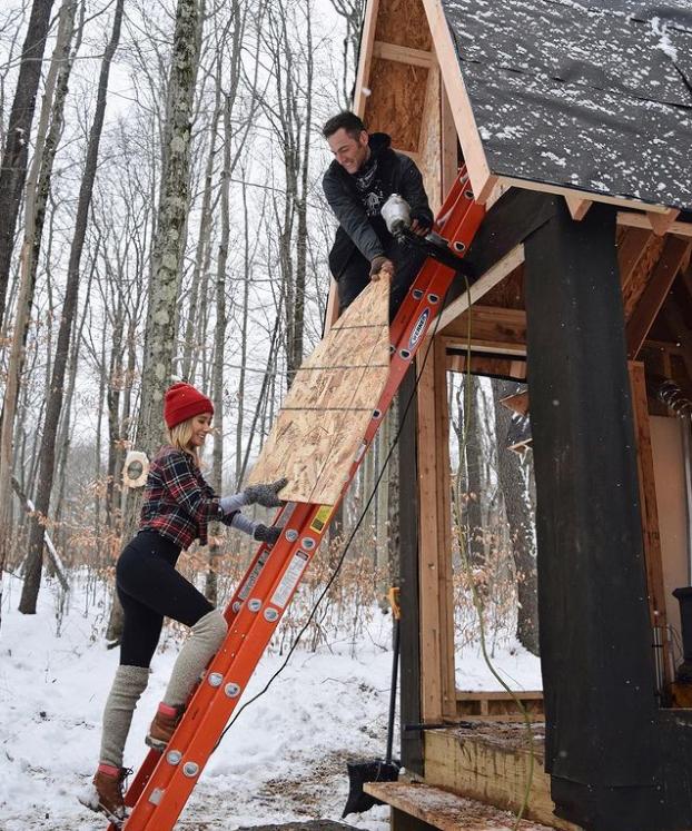 两位情侣在森林中搭个帐篷,一对情侣在大山深处打造的家