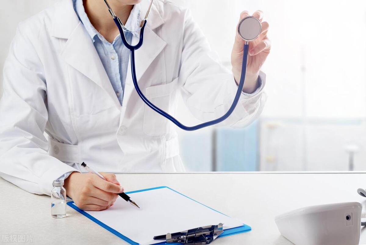 我45岁，跳广场舞邂逅了一位美女，亲密时发现她没有胸部，吓坏了