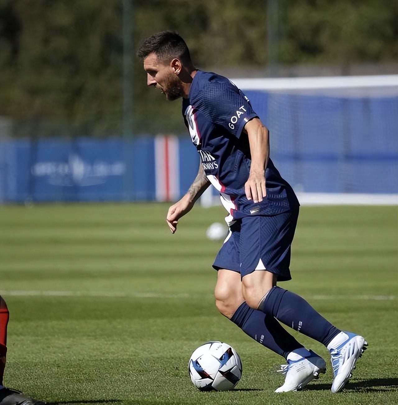 35岁梅西心态成熟真正球王踢法,假球王与真球王