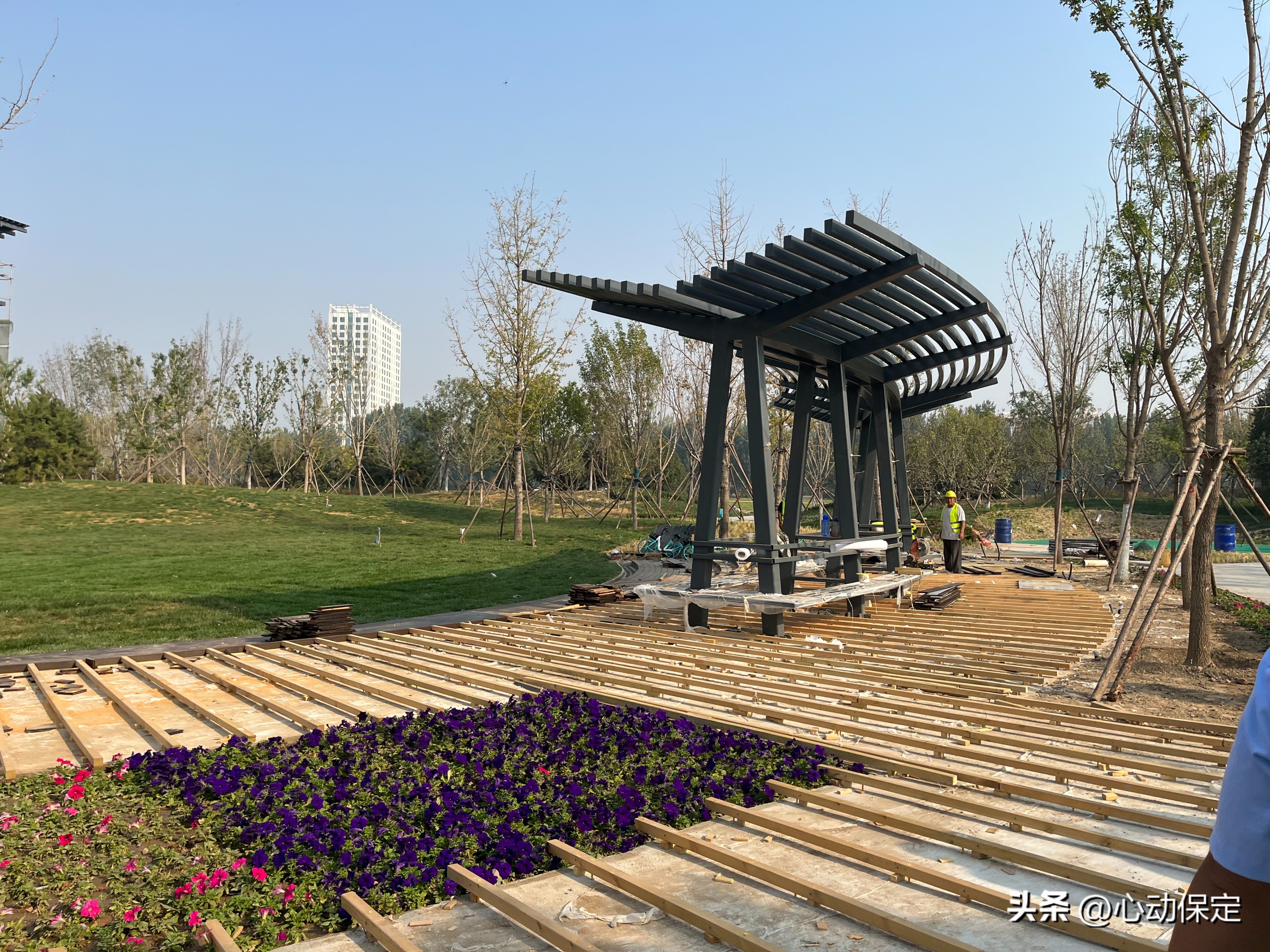 一湾碧水穿城过一幅美景入画来,一湾碧水潺潺