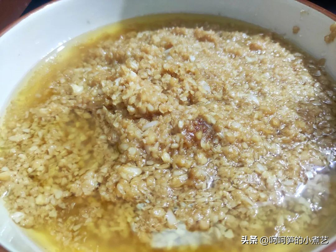 蒜蓉蒸小青龙的蒜蓉熬制,蒜蓉酱蒸小青龙
