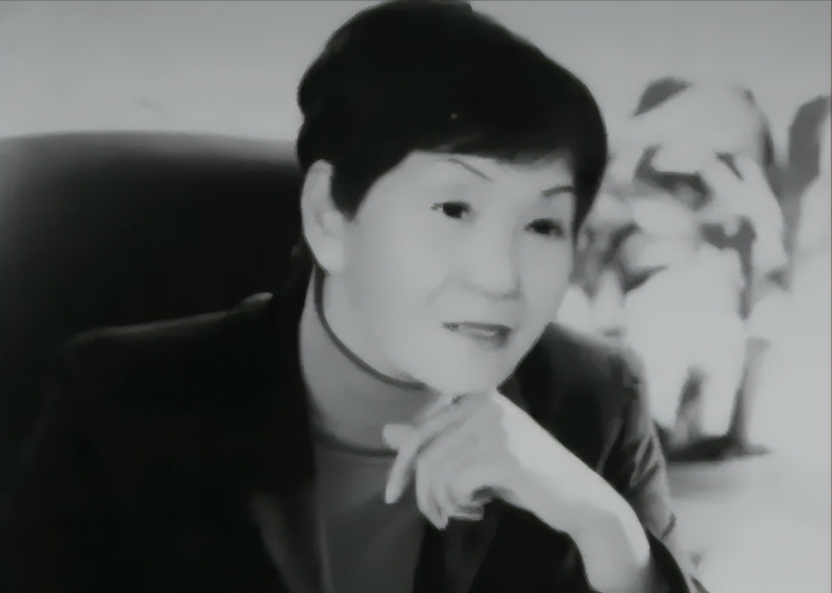 老公娶保姆，独女自杀，坐牢18年出狱后扫厕所，80岁赚千万翻身