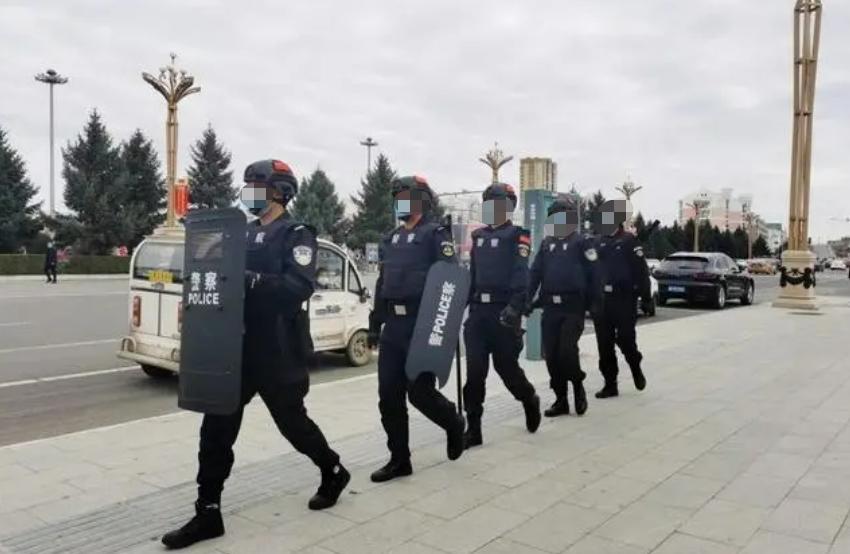 你让我无家可归，我杀你全家！男子怒砍邻居一家5口后，畏罪自杀