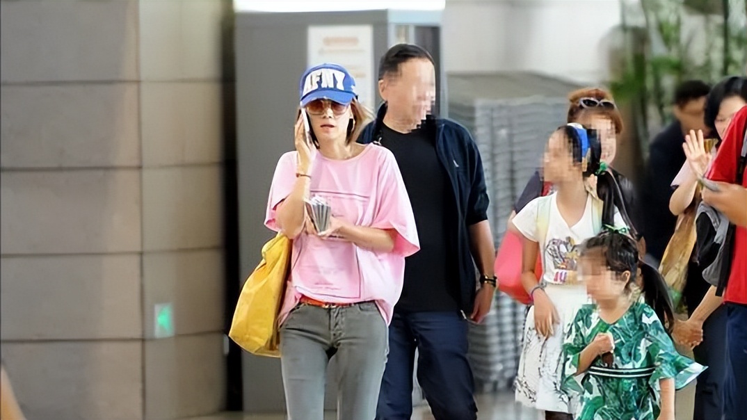 文章和女儿亮相机场最新,文章女儿爱马